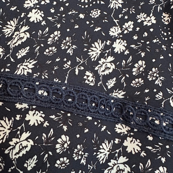 Ann Taylor LOFT Floral Puff Sleeve, Size Medium - Picture 5 of 9